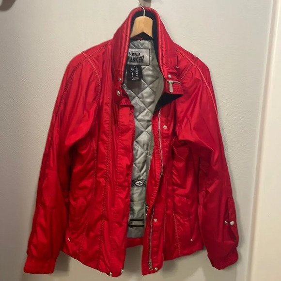 Marker woman’s red ski jacket. The zipper doesn’t work but the snap buttons work - Picture 1 of 12